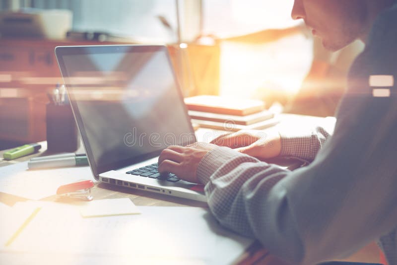 Administrador Frustrado Haciendo Papeleo En La Oficina Foto De Archivo