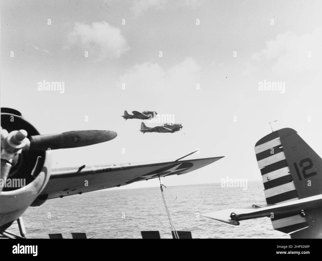 File Sbd Dauntless Of Vs 5 Fly Past Uss Yorktown Cv 5 In April 1942 Jpg Wikimedia Commons