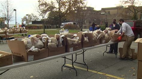 Metrohealth Helps Giveaway 1 500 Turkeys Ahead Of Thanksgiving