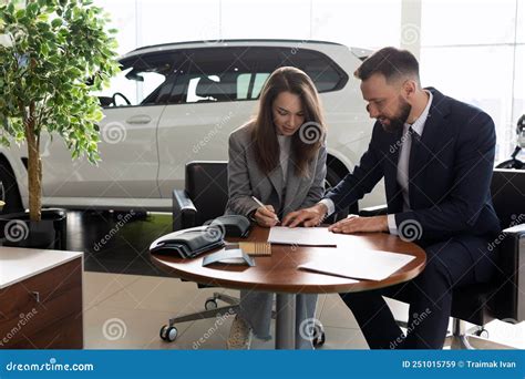 Premium Photo Car Dealership Employee Helps Fill Out New Car Purchase Paperwork