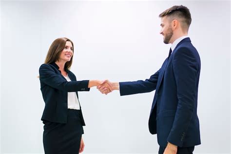 Premium Photo Couple Shaking Hands With A Professional Woman