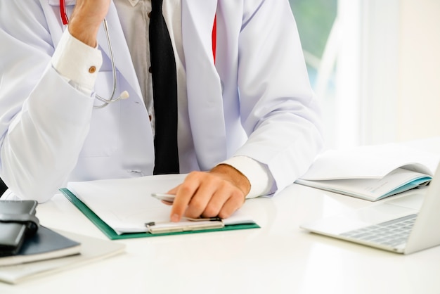 Premium Photo Doctor Working With Paperwork In The Hospital