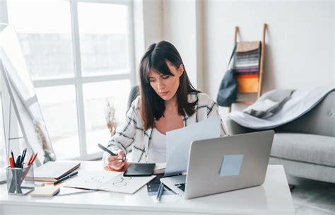 Premium Photo Doing Paperwork Young Female Freelance Worker Is