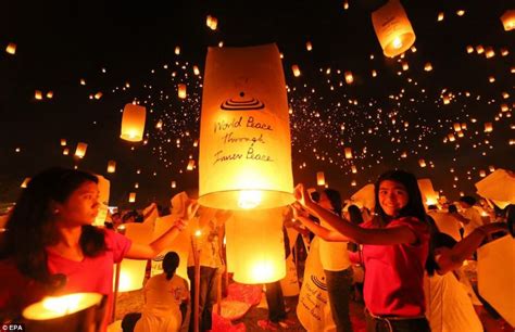 Spectacular Images Thousands Of Students Release Lanterns Into The Night Sky In New World