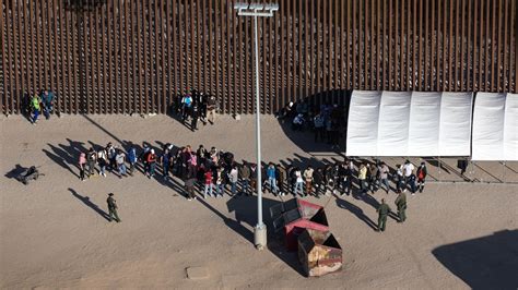 U S Sets New Record For Migrant Border Crossings